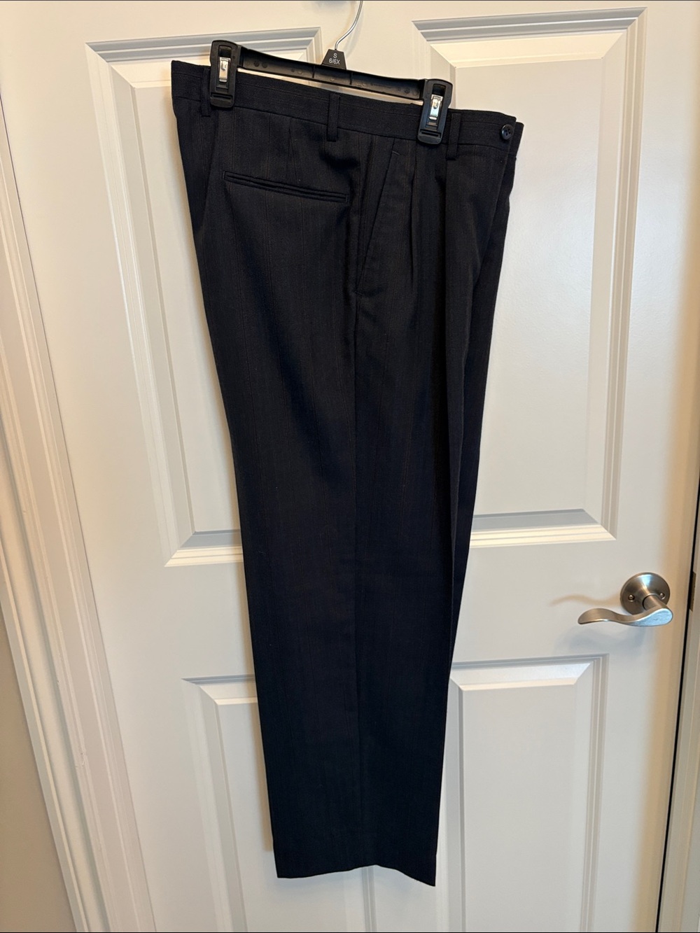 Classic Men's Dark Gray Two-Piece striped Suit - Style 40R x 34” pants - Picture 7 of 15